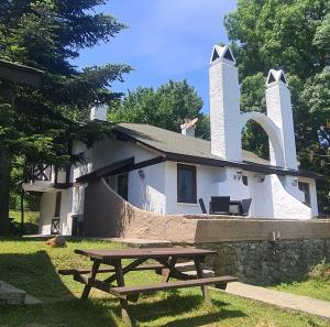 House, Bahçe Manzaralı, Şömineli ve Balkonlu