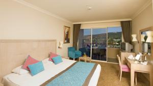 Crystal De Luxe Resort