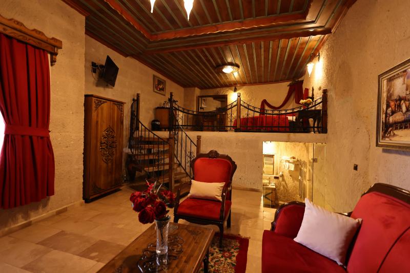 King Cave Suite,    , Jakuzili