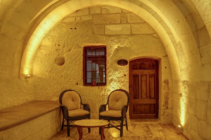 Deluxe Cave, , Verandalı