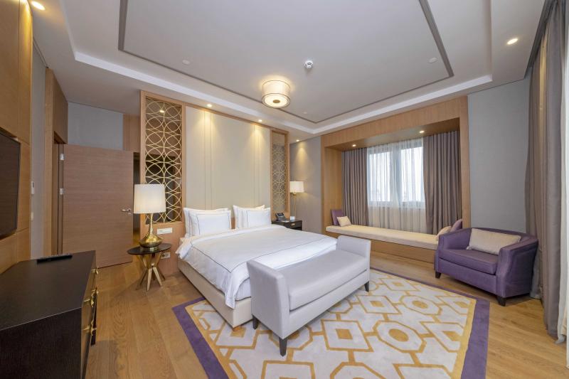 Executive Suite, Kara Manzaralı, Balkonlu