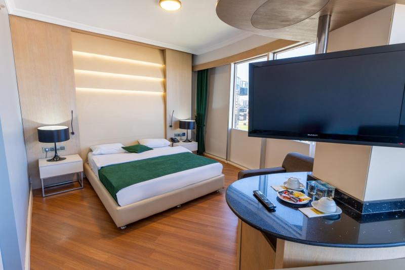 Deluxe Room, Kara Manzaralı, Balkonlu