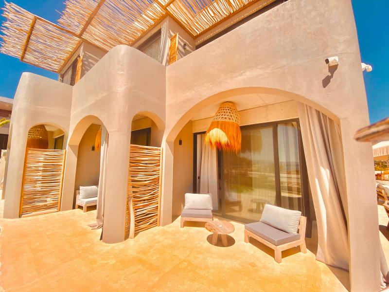 Gün batımının en özel tonları, denizin sonsuz mavisi ve Sakız Adası’na uzanan büyüleyici manzara eşliğinde ayrıcalıklı bir deneyime hazır olun…No 908 Sunset Hotel’de; geniş ve zarif tasarlanmış, deniz ve havuz manzaralı odalarımızda konforu en üst seviyede yaşarken, gün batımına karşı unutulmaz anlar biriktireceksiniz.