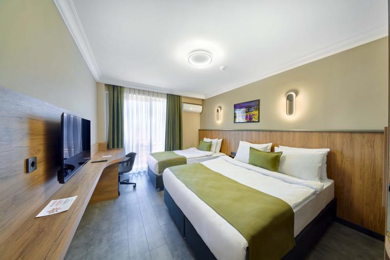 Superior Triple Room, Şehir Manzaralı, Fransız Balkonlu