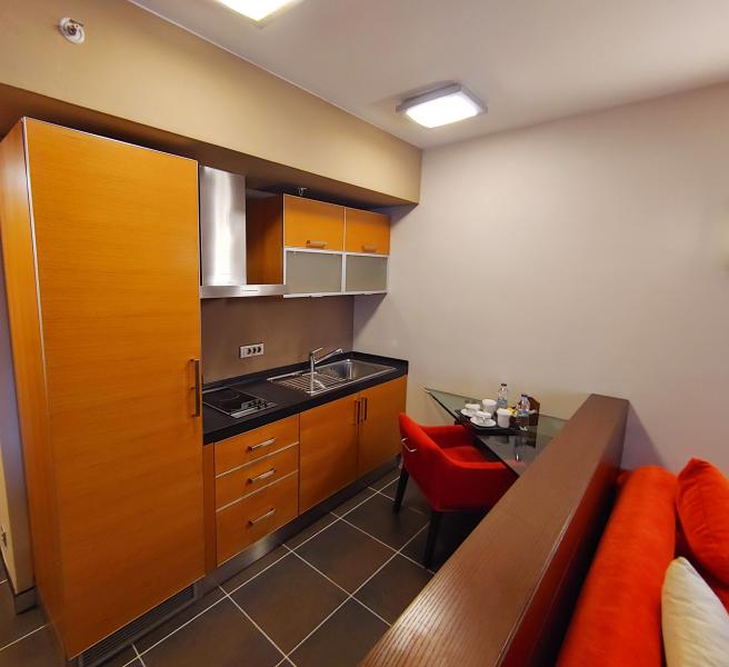 Executive Senior Suite with Kitchenette & Lounge Access