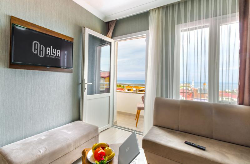 Deluxe Suite, Kara veya Kısmi Deniz Manzaralı, Balkonlu