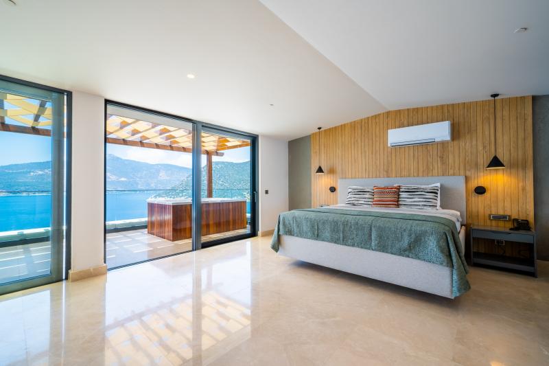 Penthouse Suit, Deniz Manzaralı, Jakuzili ve Teraslı