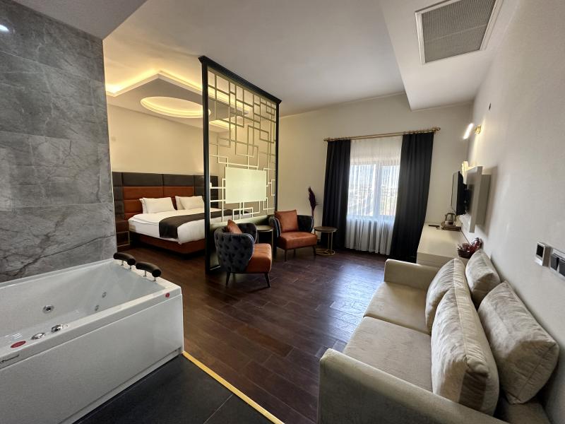 Suite, Doğa Manzaralı, Jakuzili