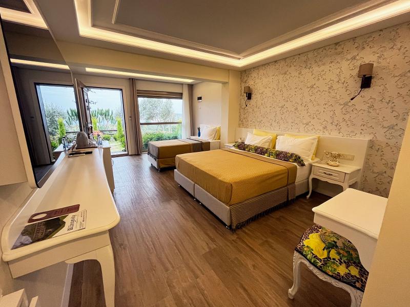 Family Room Triple, Deniz ve Doğa Manzaralı, Verandalı