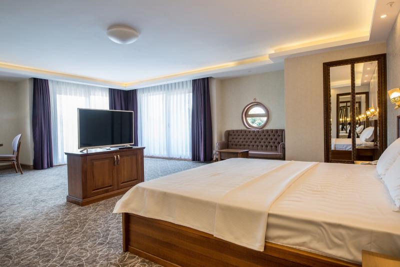 King Suite Room with Jacuzzi and Balcony dbl