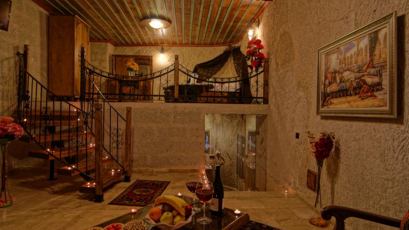 King Cave Suite,    , Jakuzili