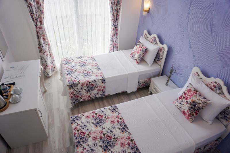 Twin Bed İki Ayrı Yataklı Fransız Balkonlu