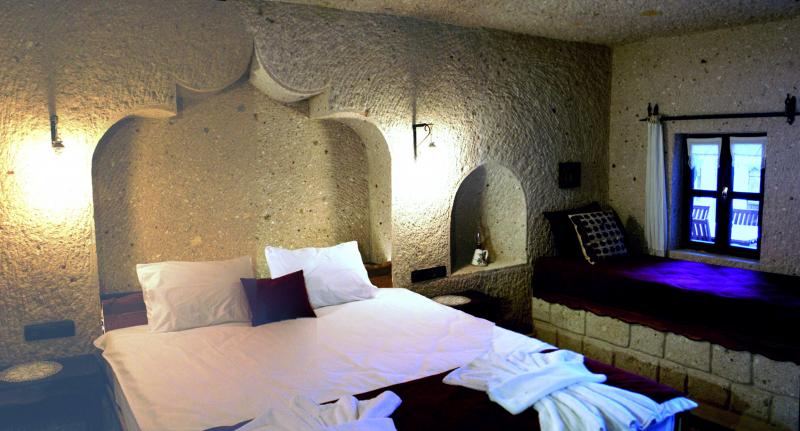 Deluxe Cave Room
