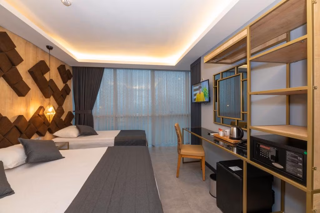 Fly and Stay Airport Hotel — 8