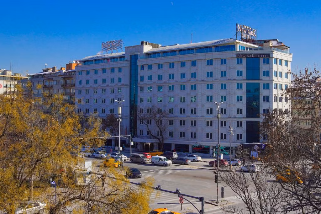 New Park Hotel  — 4