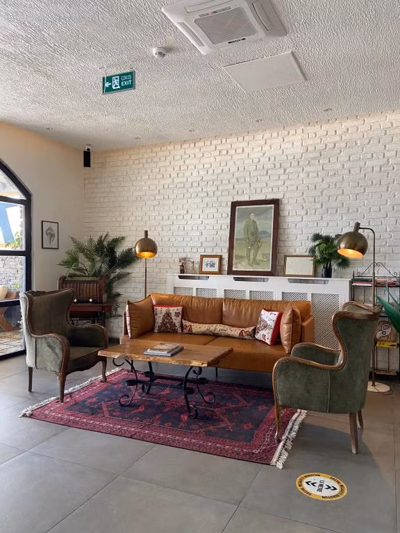8 Rooms Hotel