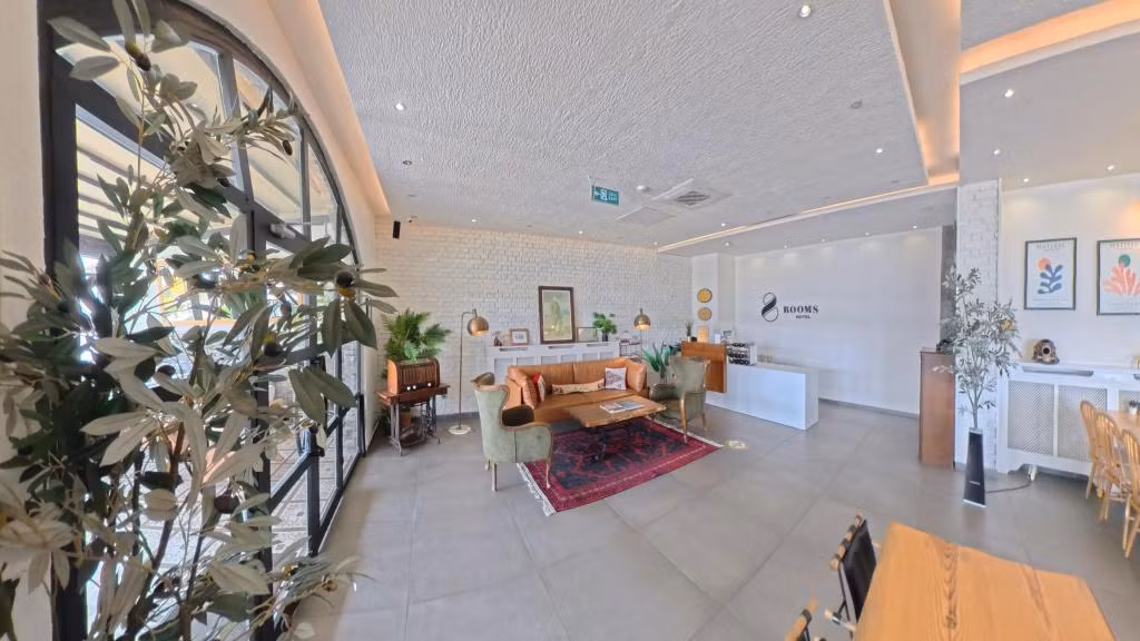 8 Rooms Hotel — 2