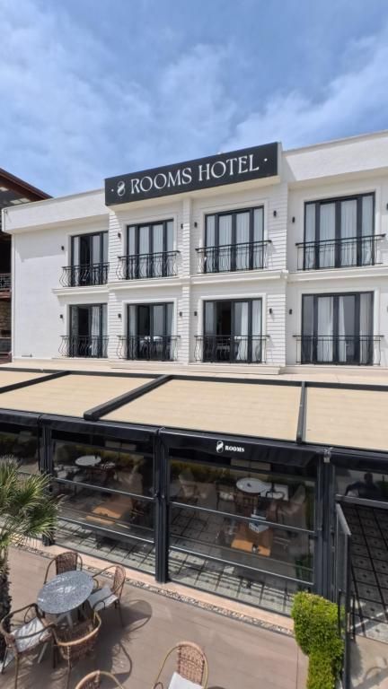 8 Rooms Hotel — 4