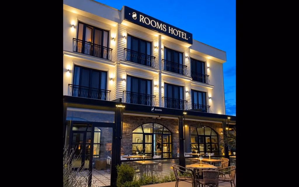8 Rooms Hotel