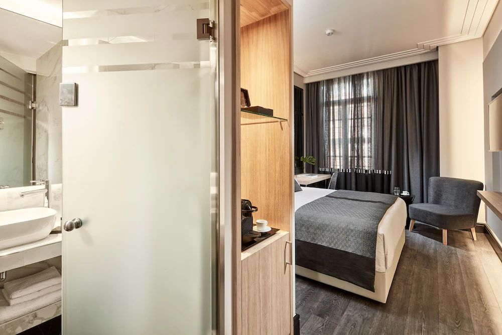 Antigon Urban Chic Hotel — 9