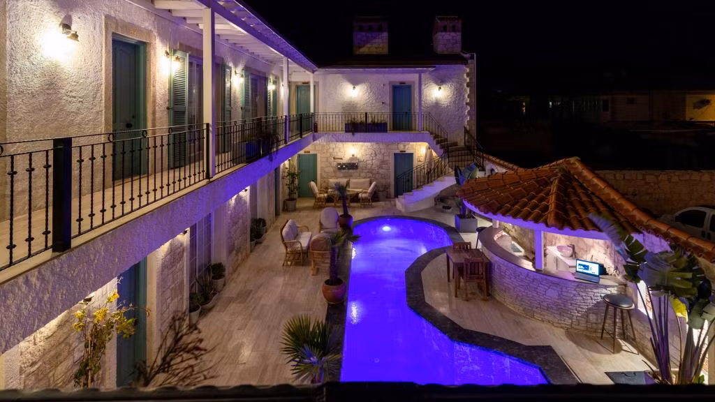 Avlu Alaçatı Butik Otel — 2