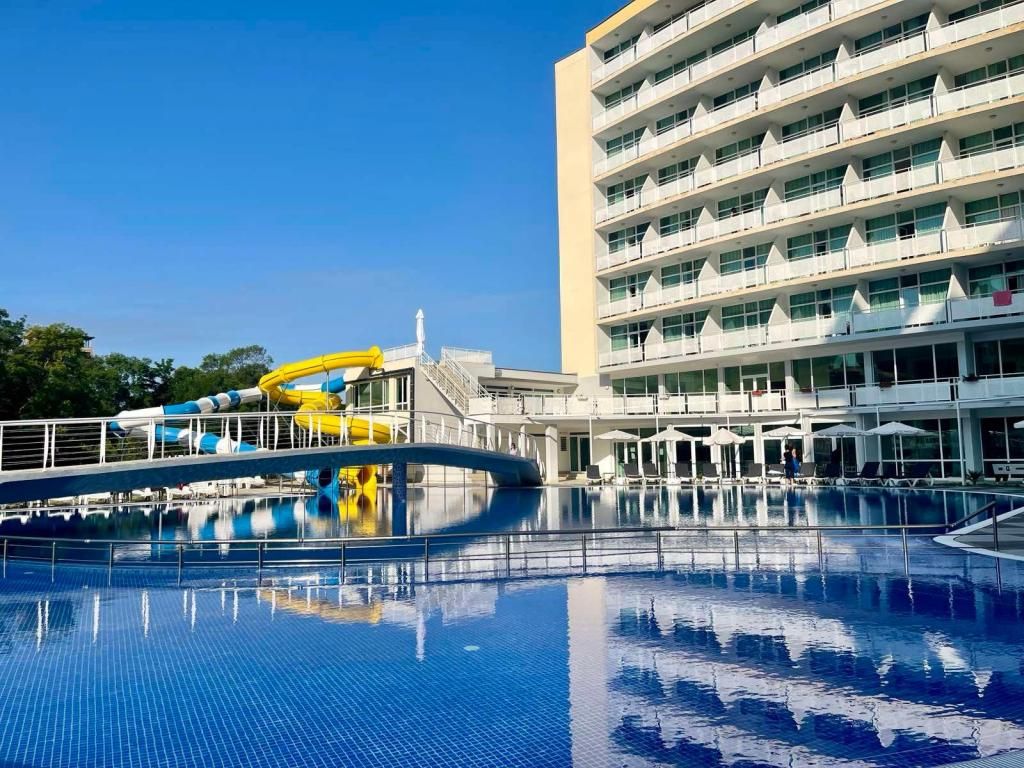 Grand Hotel Nirvana — 2