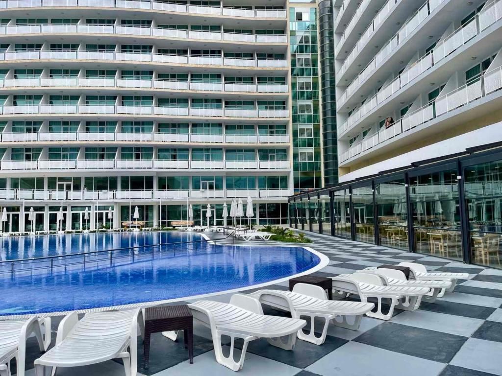 Grand Hotel Nirvana — 7