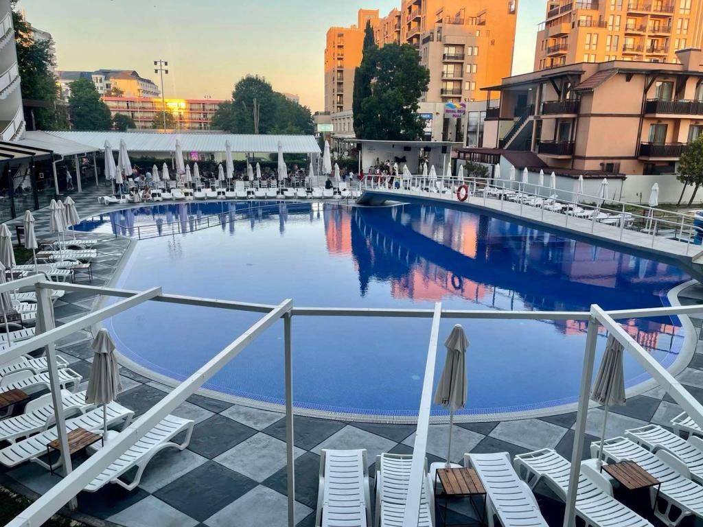 Grand Hotel Nirvana — 4