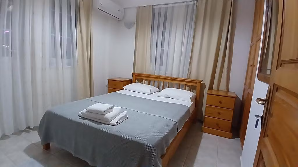 LLAMEDOS VILLA — 5
