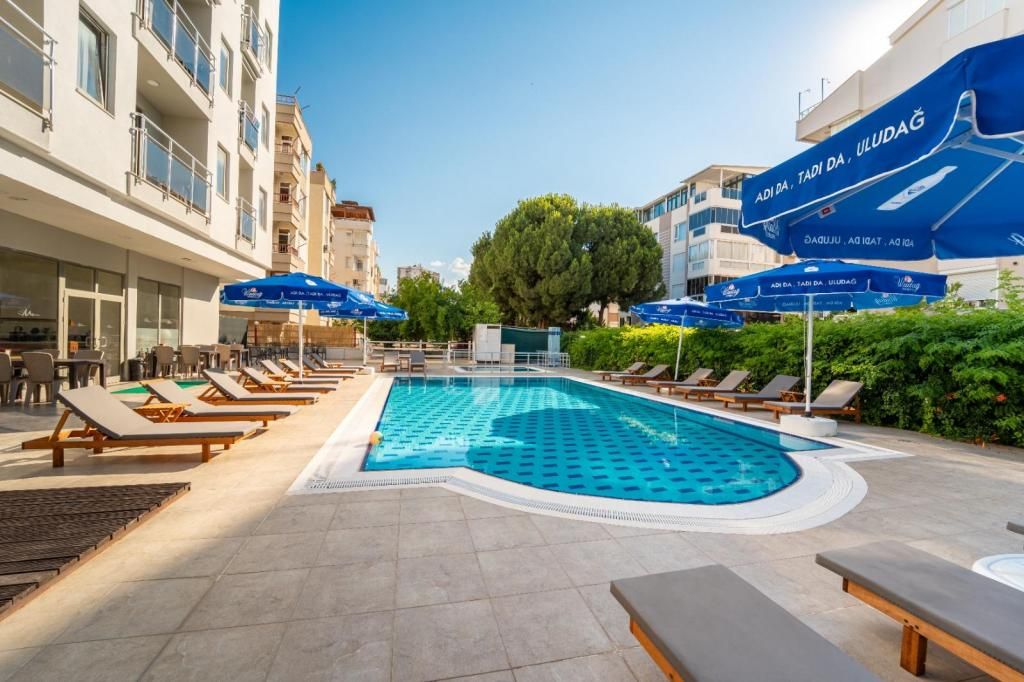 La Brisa Hotel — 4