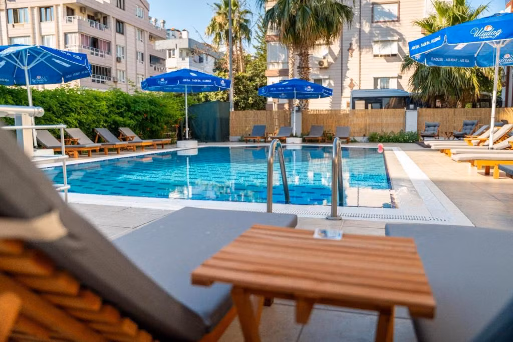 La Brisa Hotel — 5