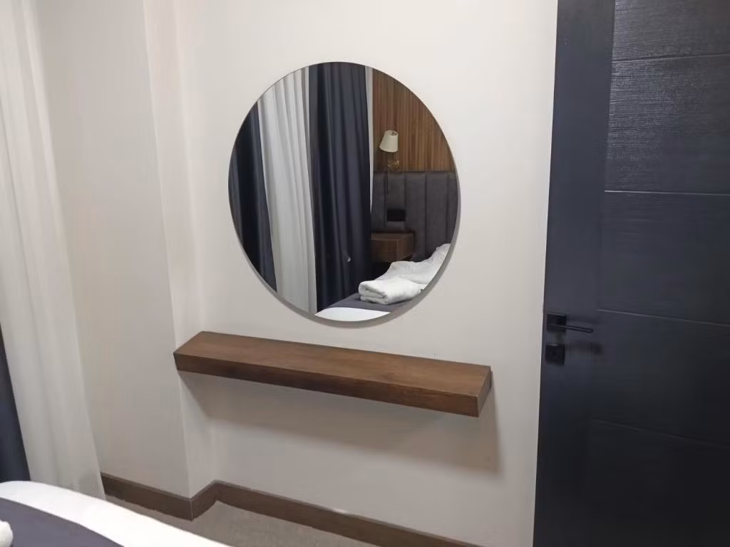 NO 33 SUIT OTEL — 3