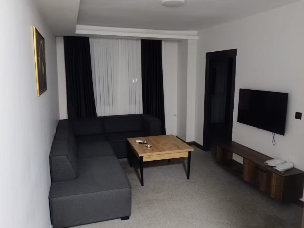 NO 33 SUIT OTEL — 6