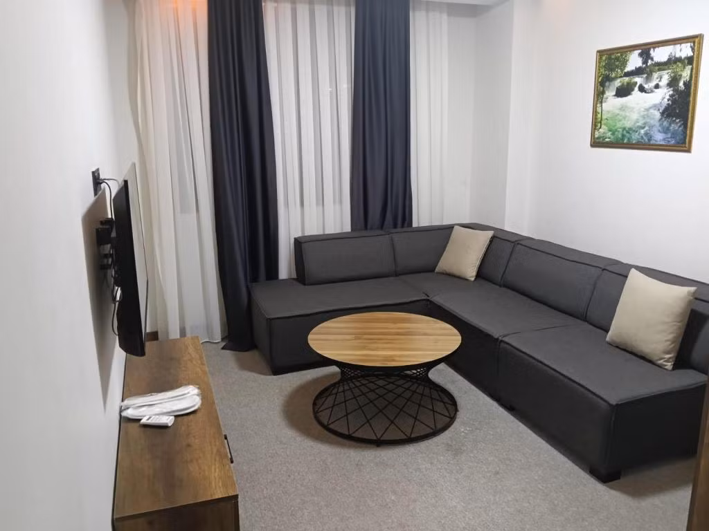 NO 33 SUIT OTEL — 7