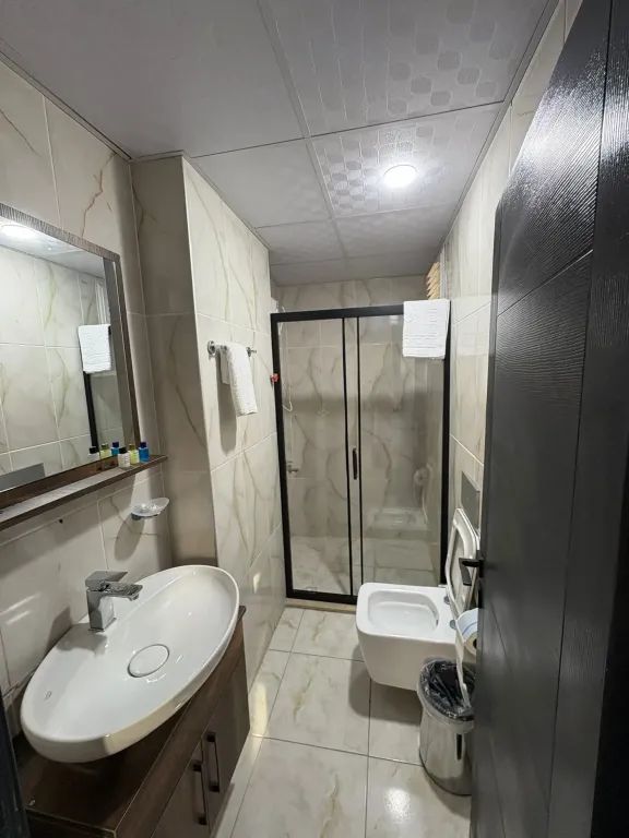 NO 33 SUIT OTEL — 8