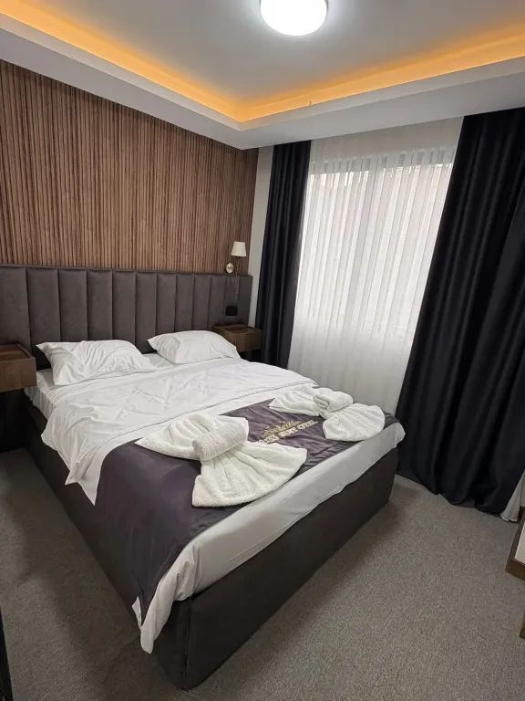 NO 33 SUIT OTEL — 9