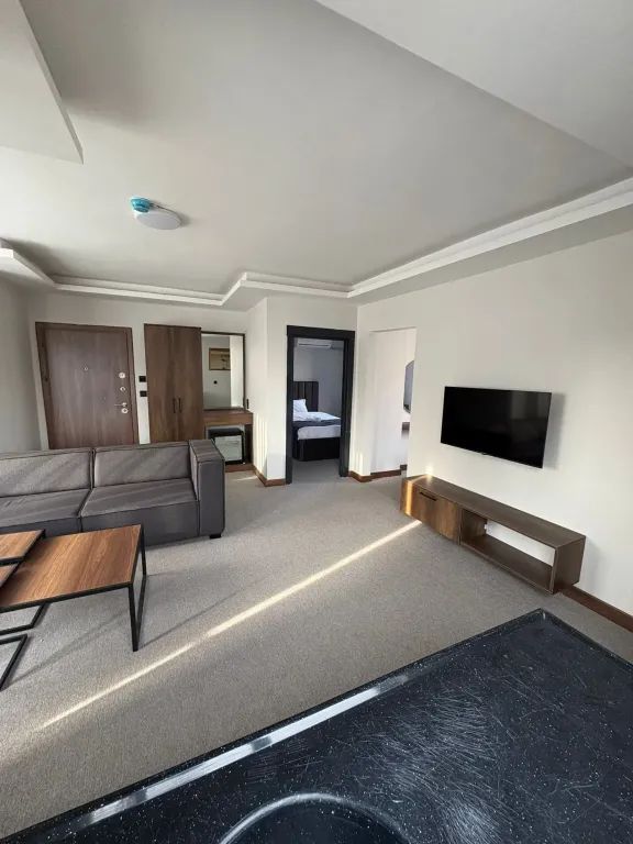 NO 33 SUIT OTEL — 10