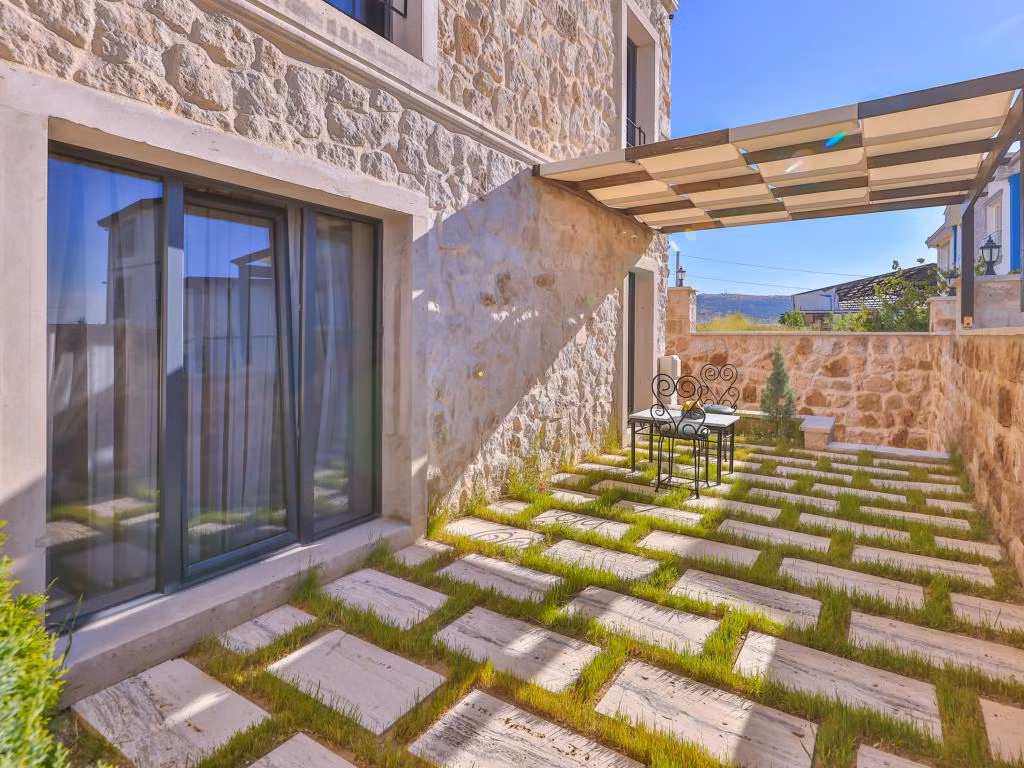 Noble Crown Stone House — 6