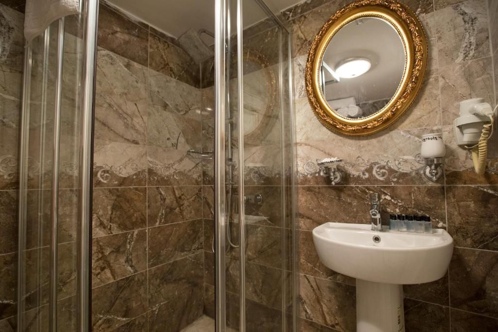 Queens Land Hotel — 7