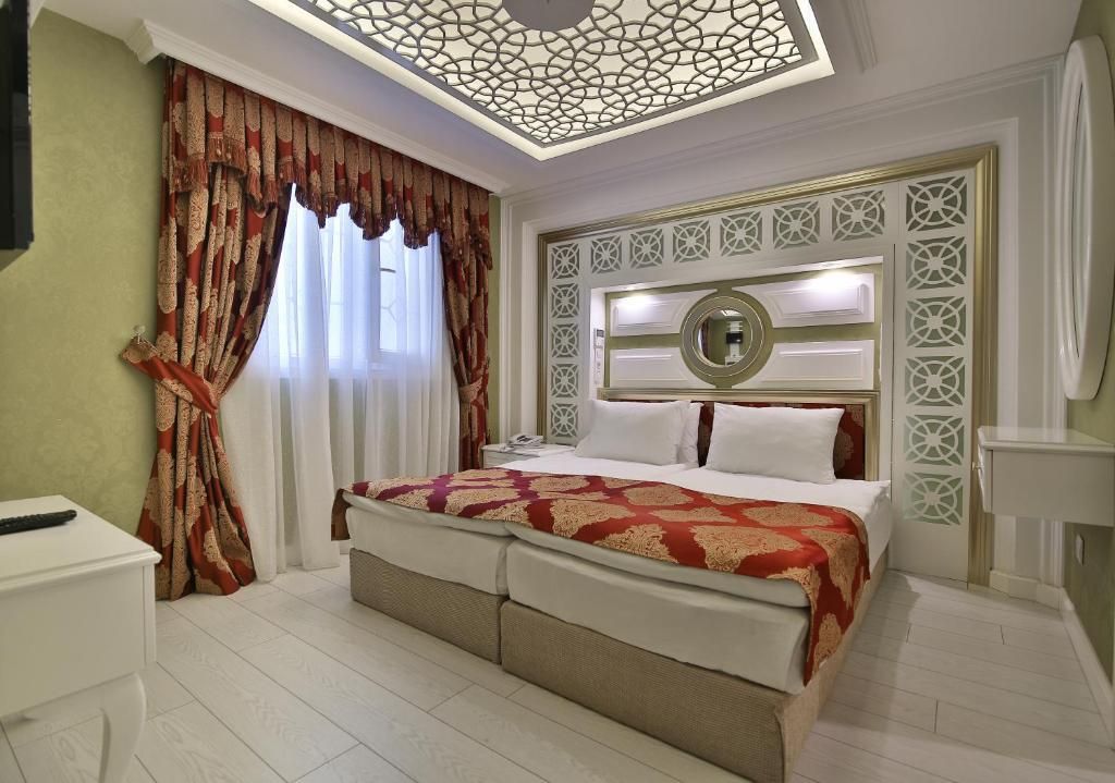 Queens Land Hotel — 8