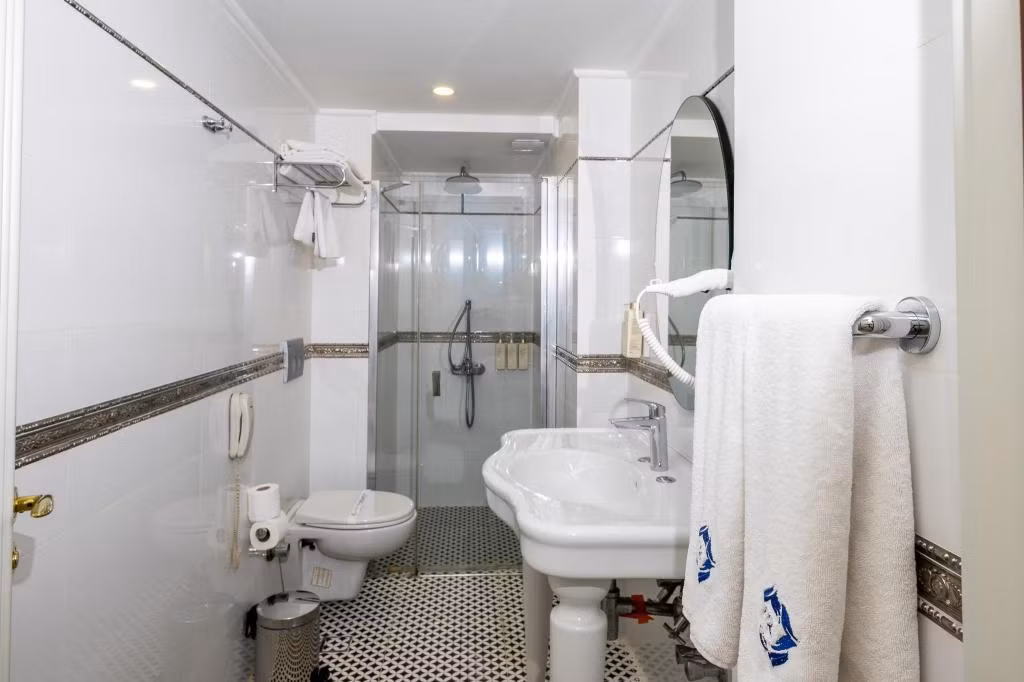 Reo Hotel — 8