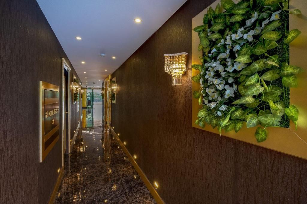 S White Hotel — 6