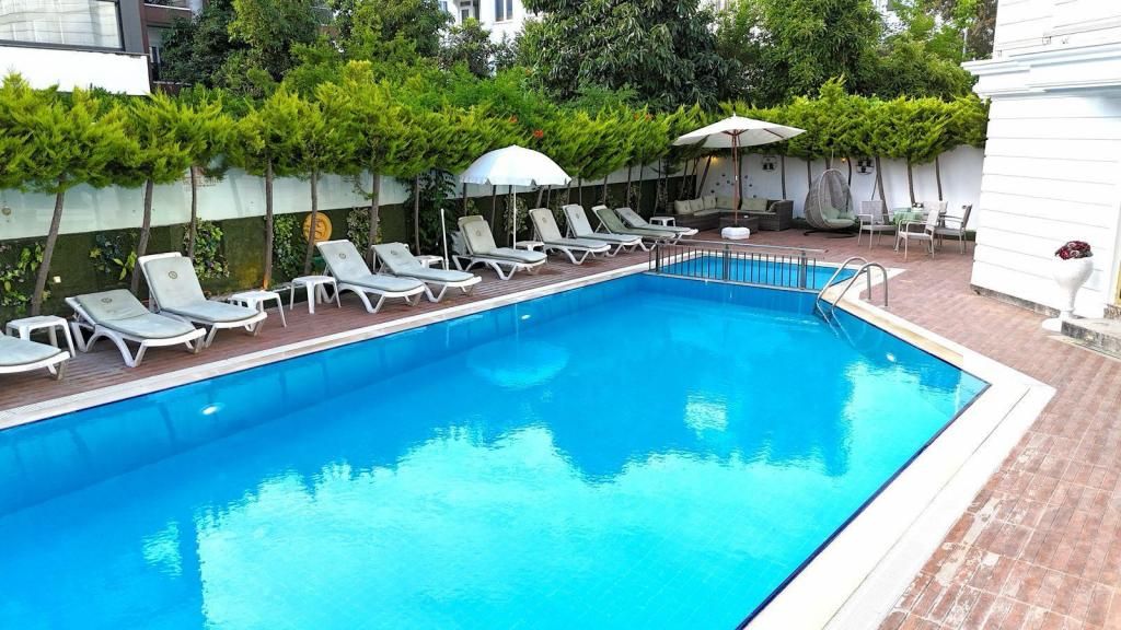 S White Hotel — 4