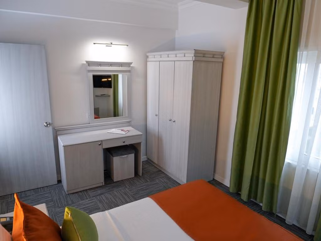 Sammys Hotel — 6