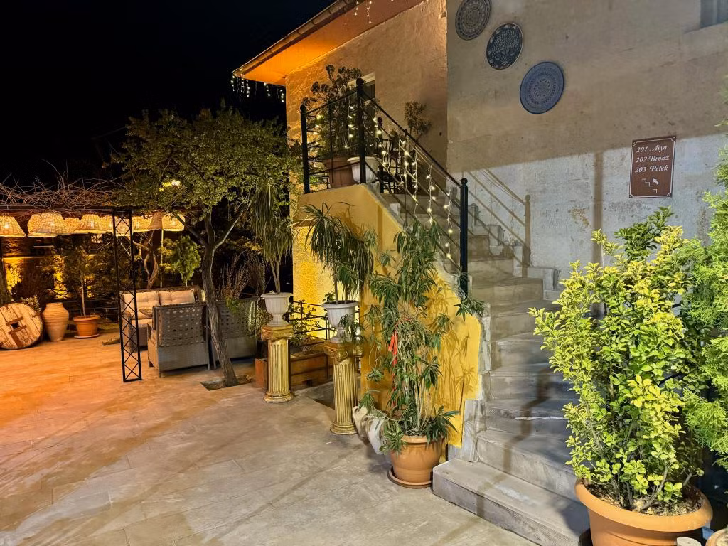 The Red Horse Hotel — 5