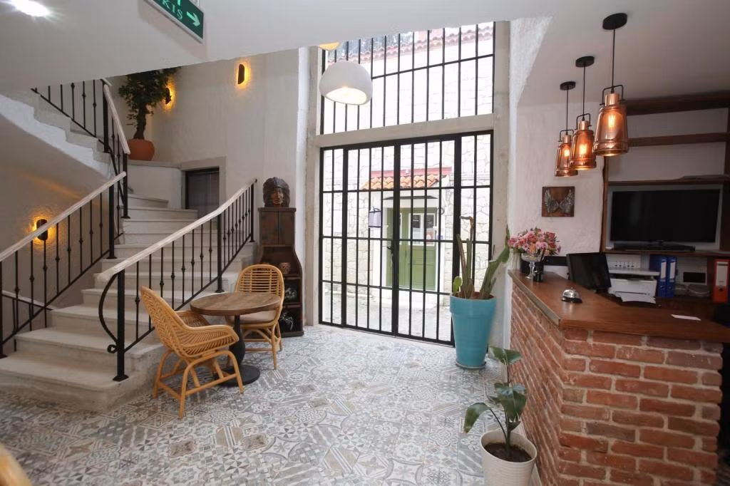 Thera Alaçatı +12 — 2
