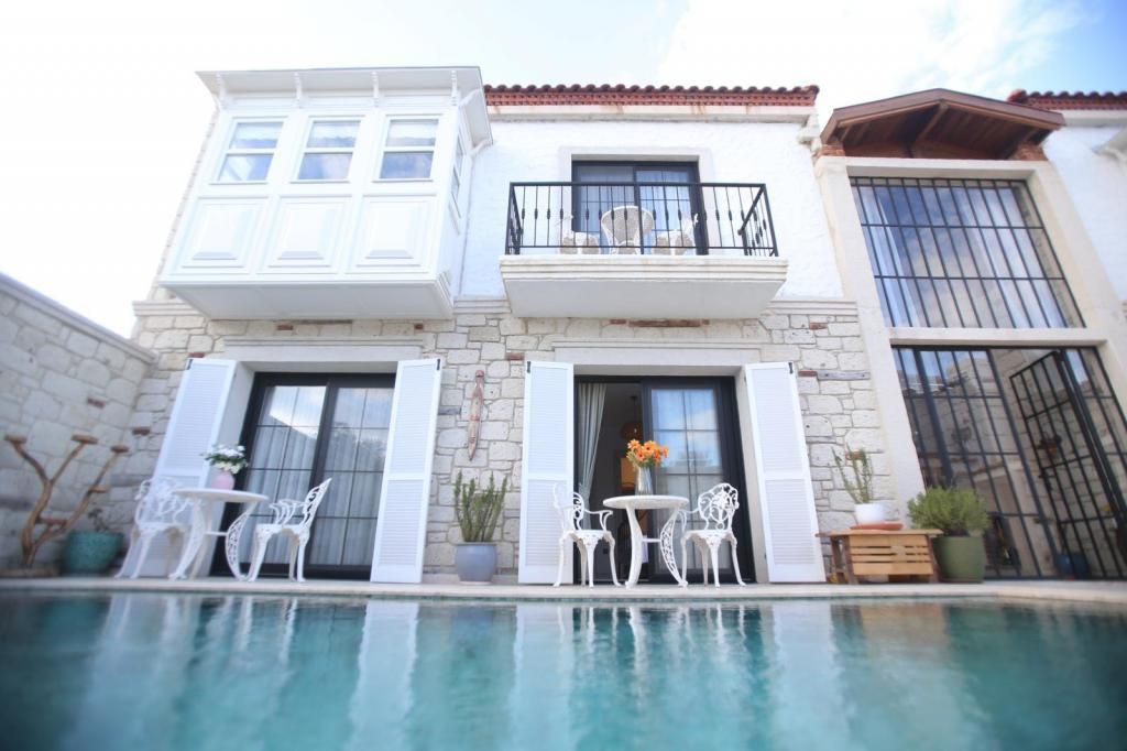 Thera Alaçatı +12 — 9