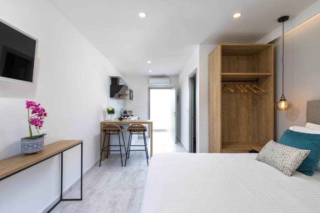 V Luxury Suites — 7