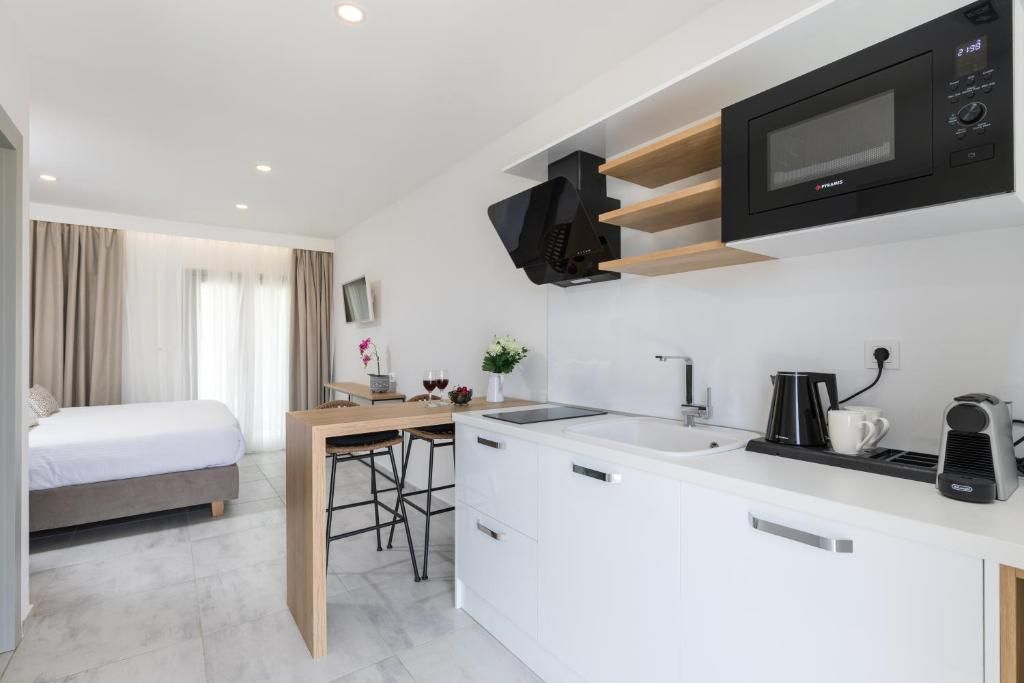 V Luxury Suites — 8