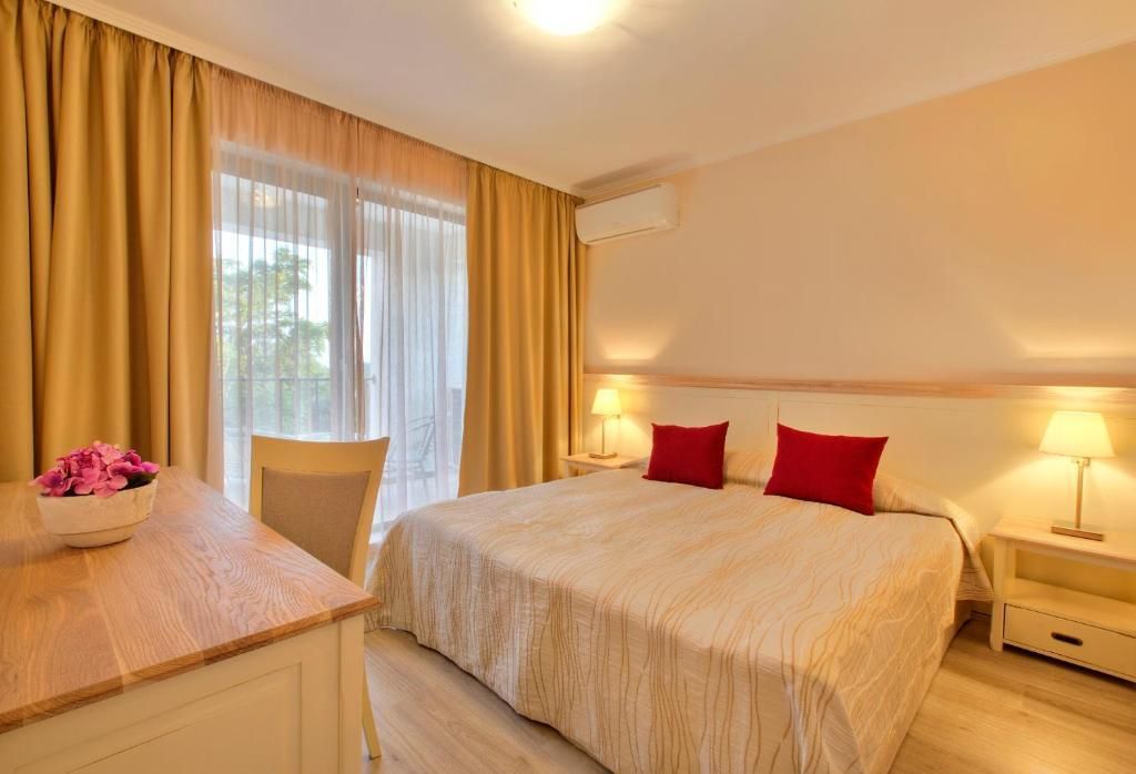 White Rock Castle Suite Hotel and Wellness Club — 10